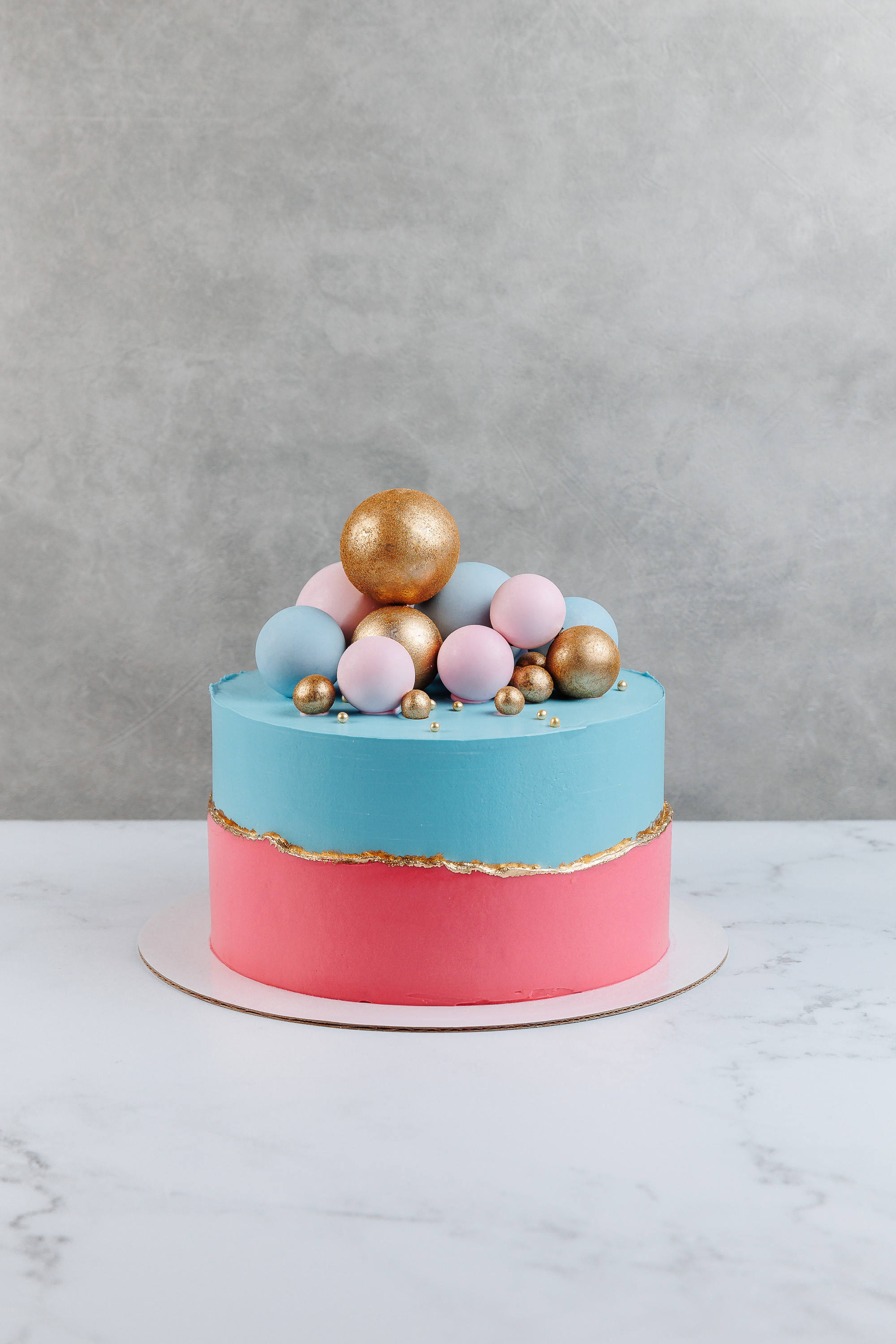 Торт Торт для гендер-пати с декором из шаров из шоколадной глазури